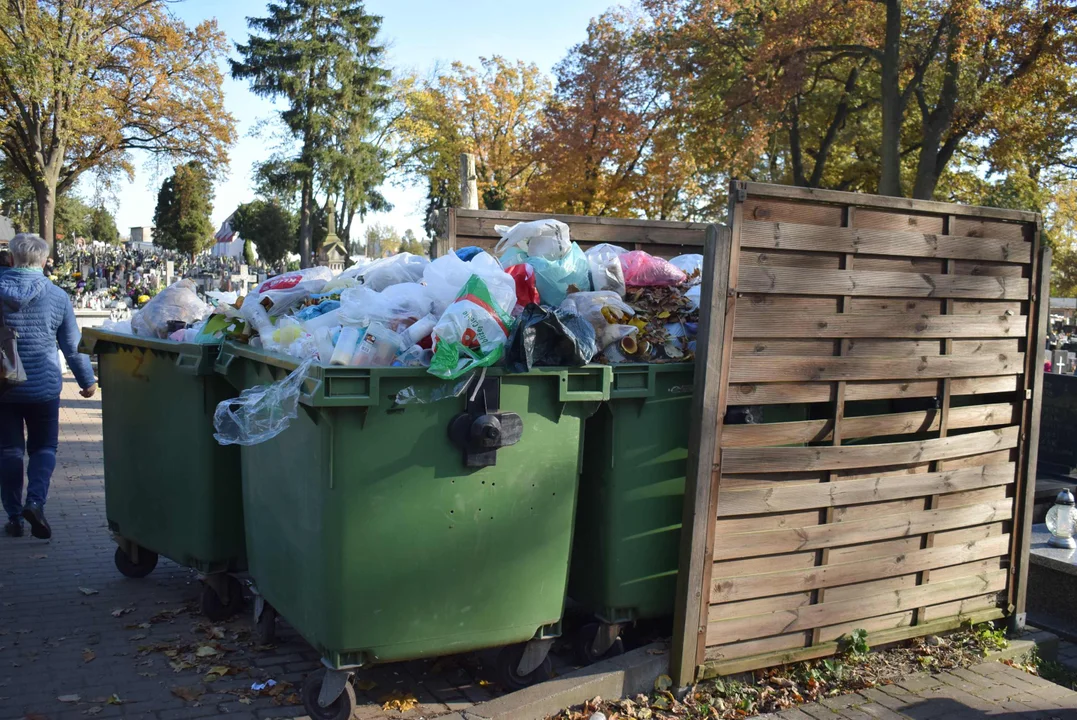 Śmieci na cmentarzach w Zgierzu