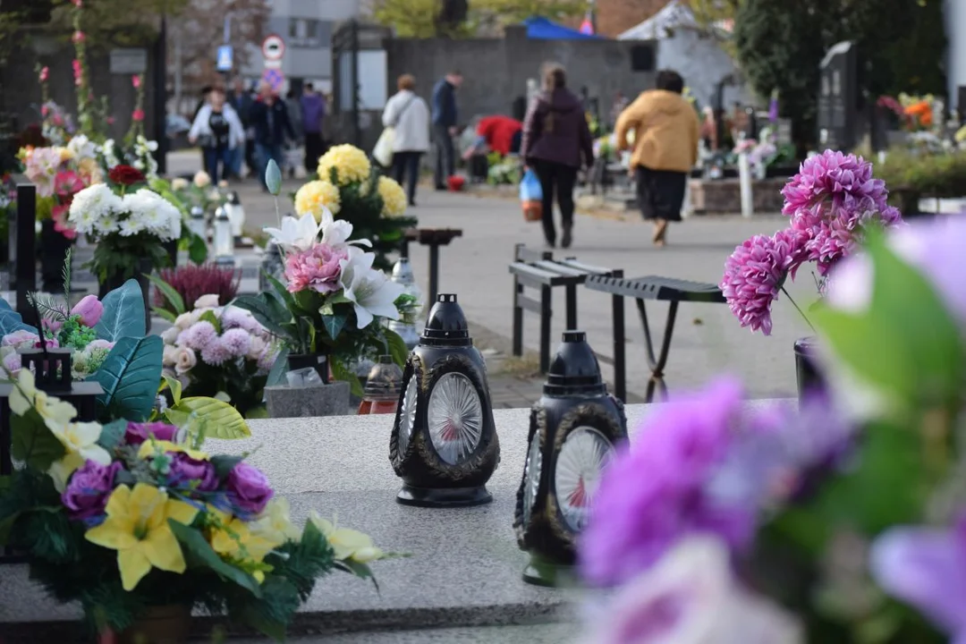 Łodzianie przygotowują groby bliskich do Wszystkich Świętych