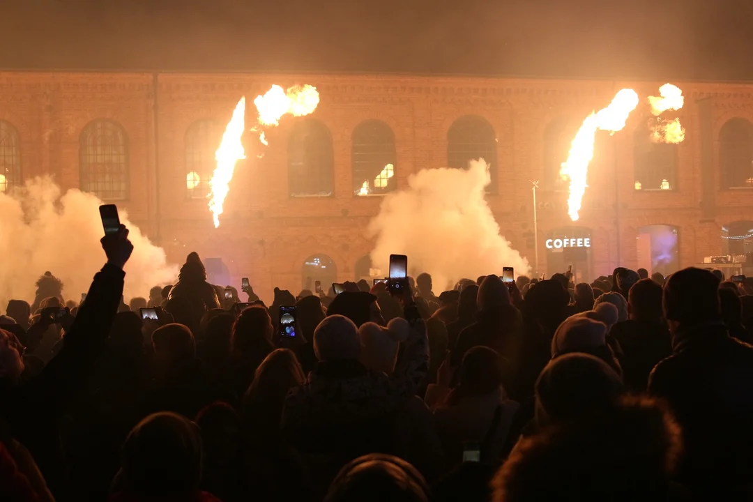 Sylwester w Manufakturze. Łodzianie tłumnie przywitali 2025 rok na rynku galerii