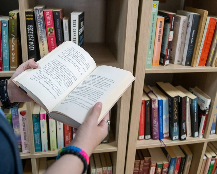Nowa biblioteczka w Łodzi. Powstała dla osób w kryzysie bezdomności i nie tylko