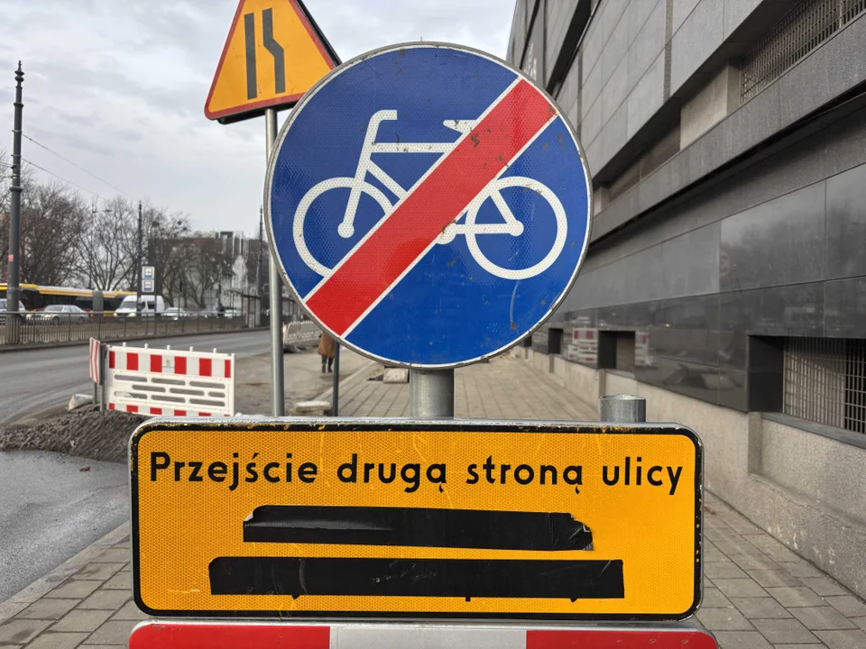 Droga pieszo-rowerowa kontra miejsca parkingowe pod Monopolis