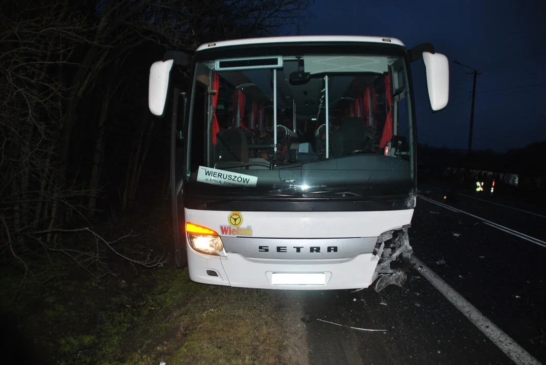 Śmiertelny wypadek niedaleko Wieruszowa. Wszystko przez urwane koło mercedesa