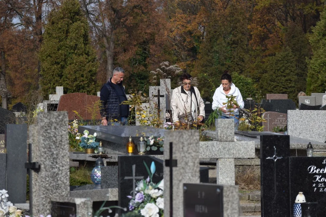 Łodzianie przygotowują groby bliskich do Wszystkich Świętych