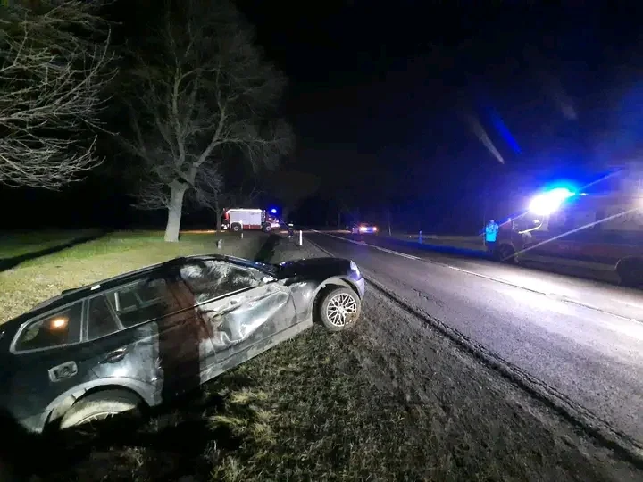 Wypadek w Skotnikach. BMW wpadło do rowu [zdjęcia] - Zdjęcie główne