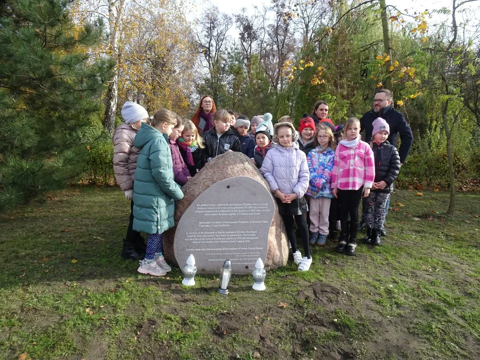 100 cebulek żółtych krokusów posadziły żychlińskie dzieci przy kamieniu upamiętniającym społeczność żydowską tego miasta.