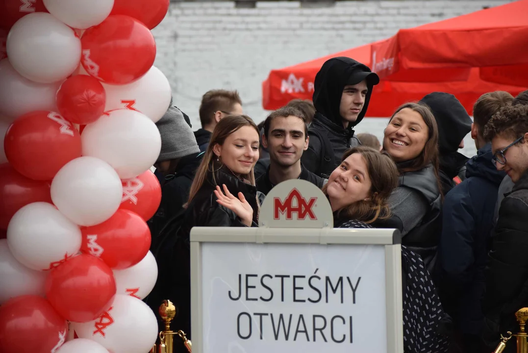 Tłumy łodzian na otwarciu restauracji MAX Premium Burgers. Tego jeszcze w Łodzi nie było [ZOBACZ ZDJĘCIA]