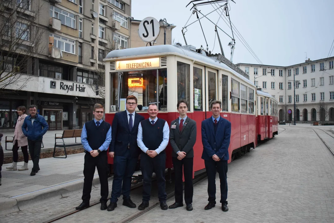 Zabytkowy tramwaj na placu Wolności