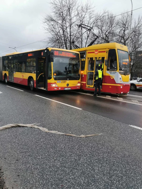 Kolizja autobusu MPK Łódź z tramwajem przed rondem Solidarności