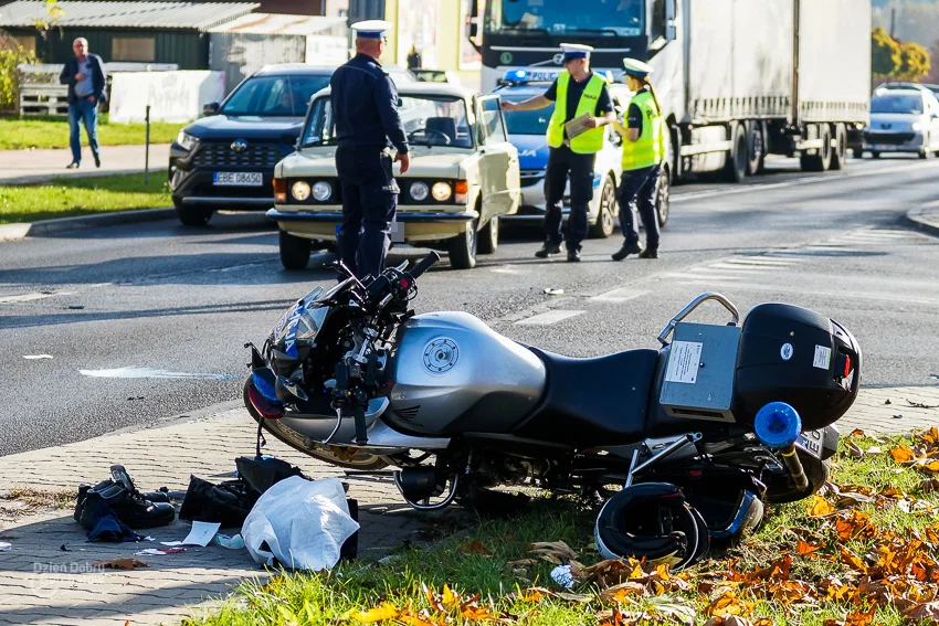 Wypadek na al. Wyszyńskiego. Policyjny motocykl zderzył się z osobówką