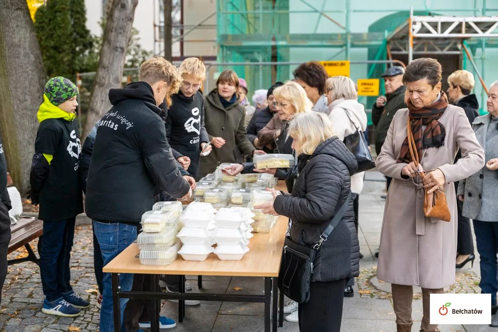 Dni Papieskie w Bełchatowie. Kremówki i kwiaty pod pomnikiem [FOTO] - Zdjęcie główne