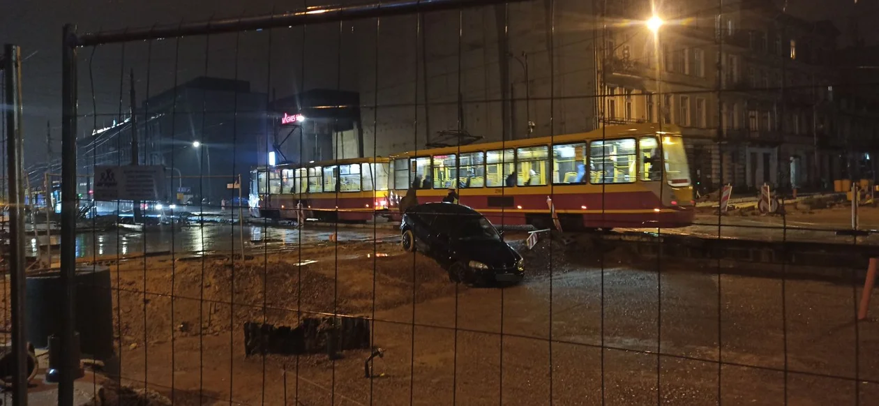 Auto utknęło na skrzyżowaniu Legionów - Zachodnia