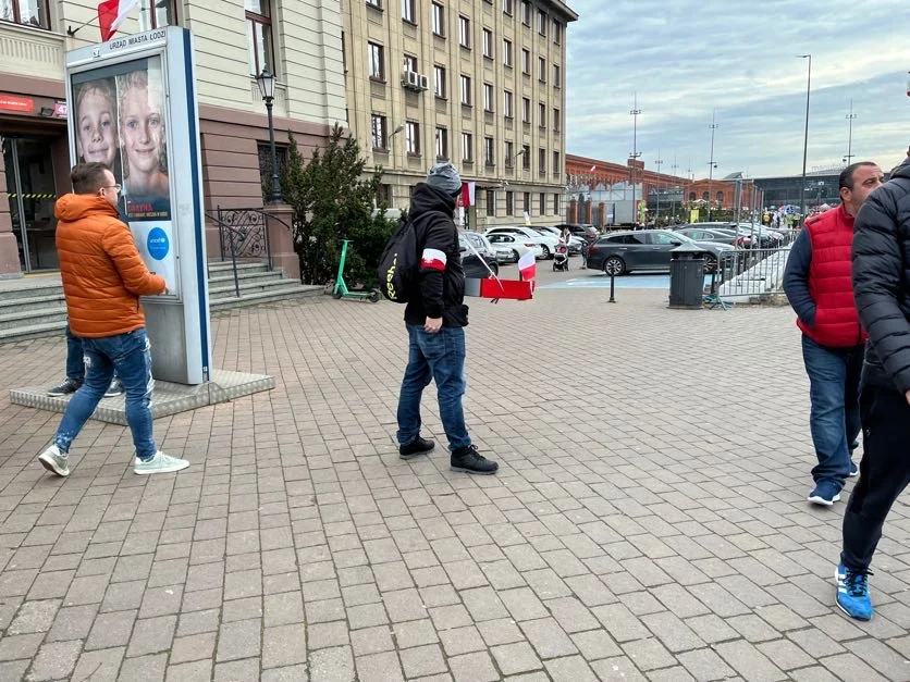 Obchody Święta Niepodległości w Łodzi na rynku Manufaktury