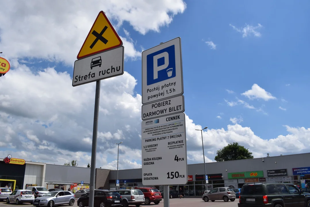 Płatny parking przy centrum handlowo-usługowym w Zgierzu