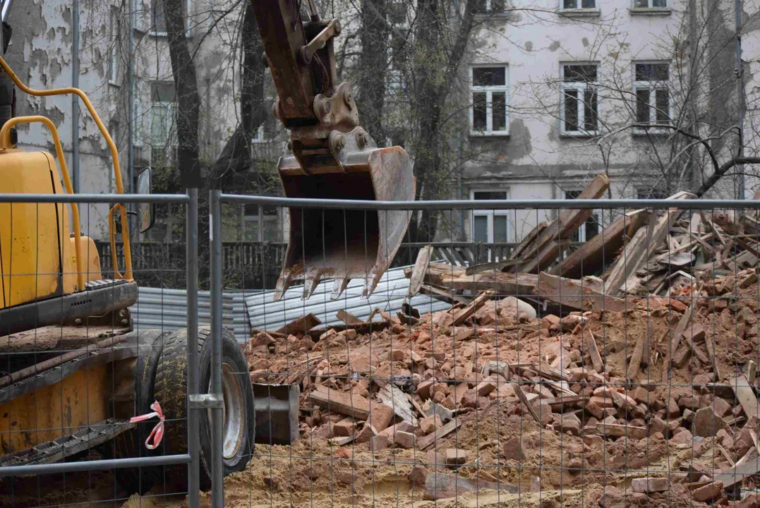 Ogromne kłęby kurzu na Kilińskiego 49. Zobacz najnowsze zdjęcia z placu wyburzania