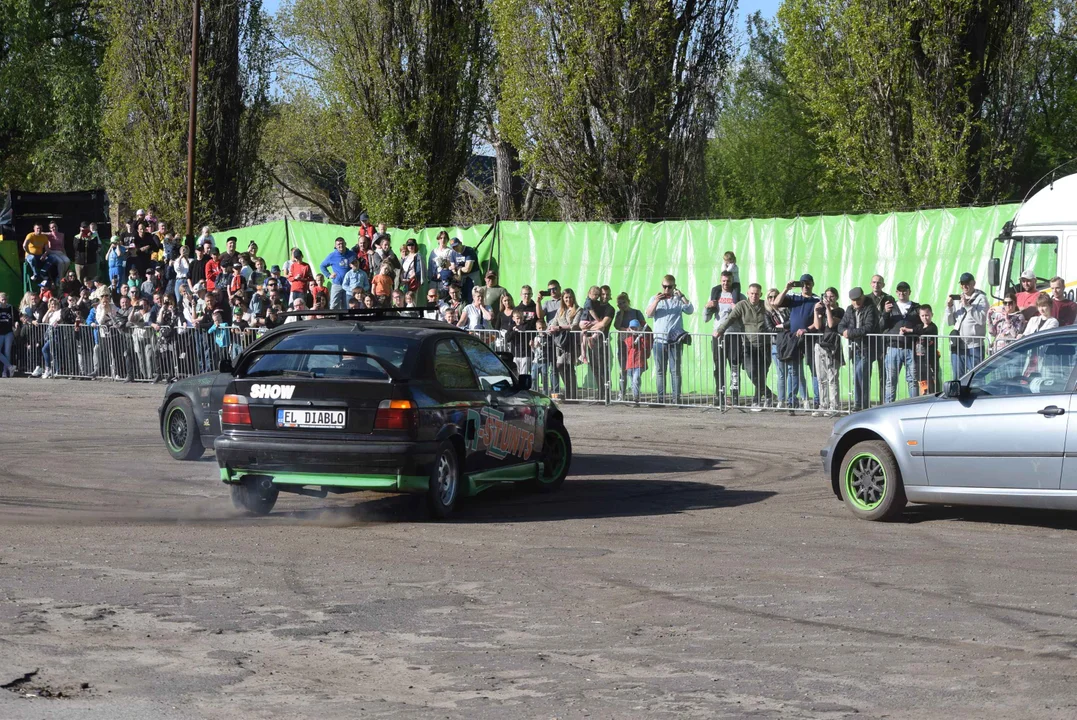 Giganty na czterech kołach zrobiły duże show! Widowiskowy pokaz monster trucków