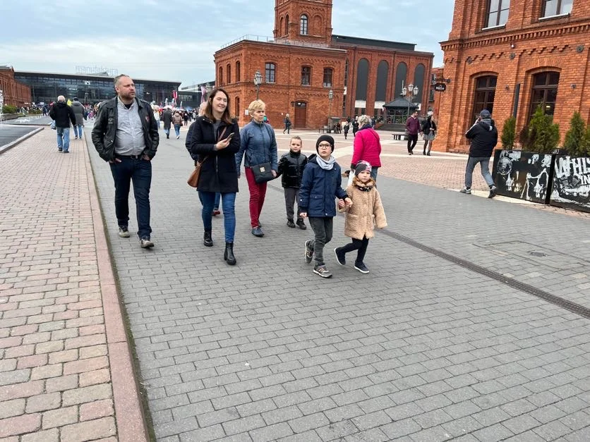 Obchody Święta Niepodległości w Łodzi na rynku Manufaktury