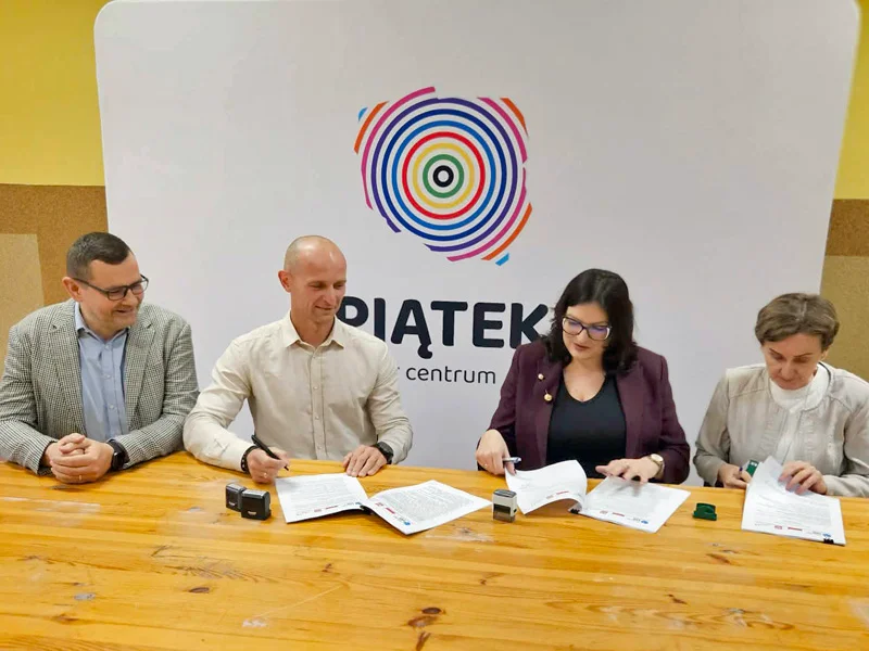 Nowoczesny stadion coraz bliżej. Podpisano umowę na przebudowę obiektu (ZDJĘCIA) - Zdjęcie główne