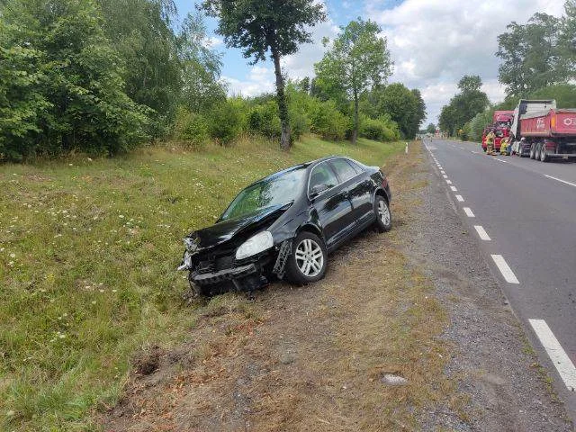 Zderzenie trzech pojazdów niedaleko Płocka. Kierowca próbował wyprzedzać  - Zdjęcie główne