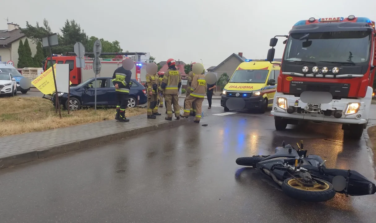 Zderzenie osobówki z motocyklem. Dwoje nastolatków w szpitalu [ZDJĘCIA] - Zdjęcie główne