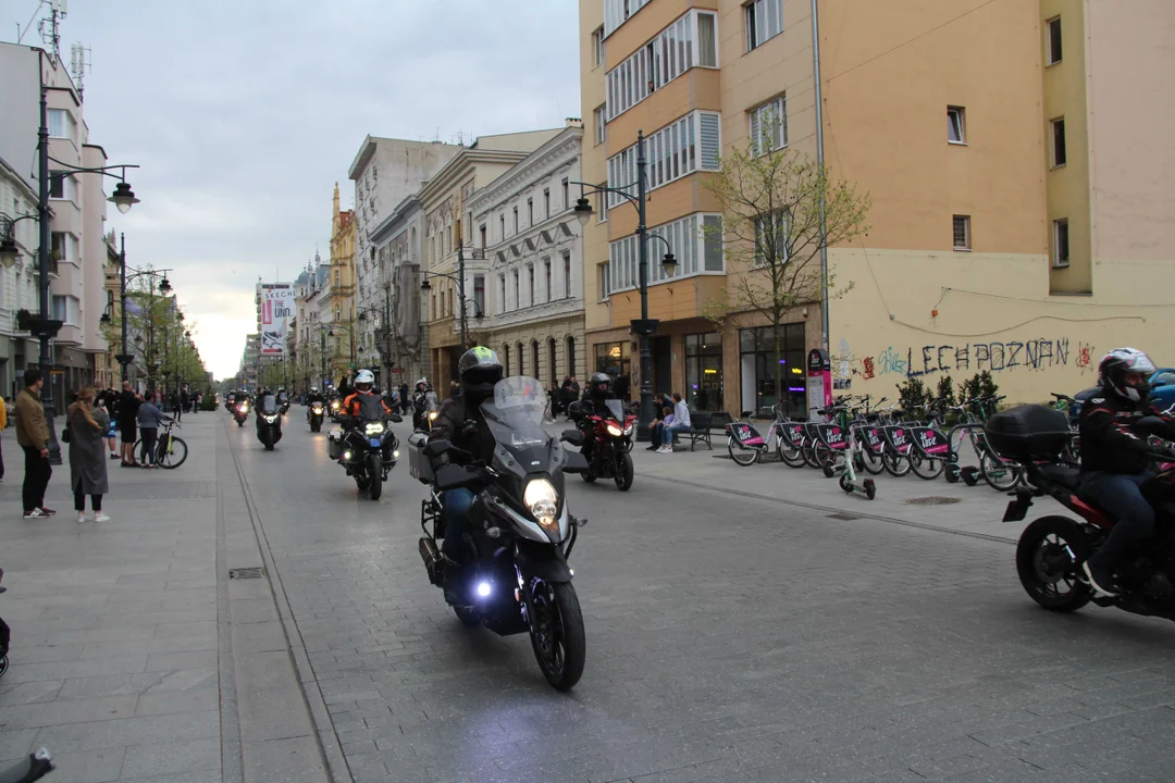 Wielka parada motocyklowa na ulicy Piotrkowskiej w Łodzi