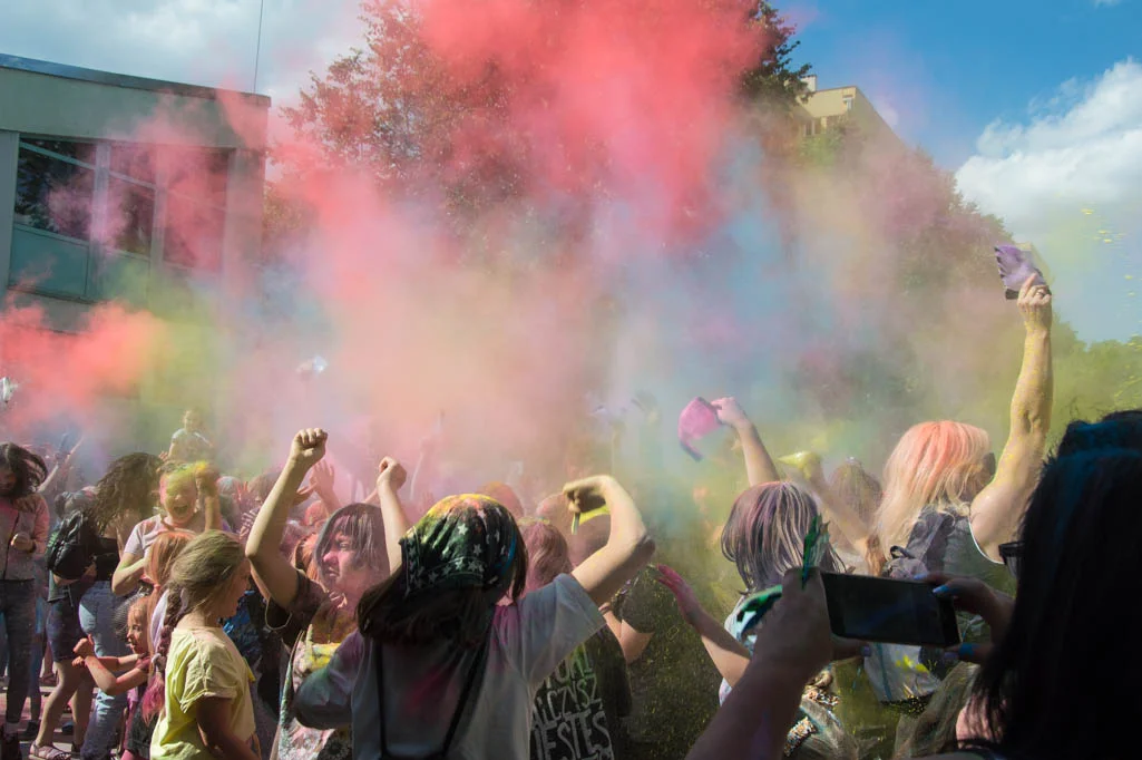 Muzyka, taniec i proszek Holi w akcji. Święto kolorów w Płocku [MNÓSTWO ZDJĘĆ] - Zdjęcie główne