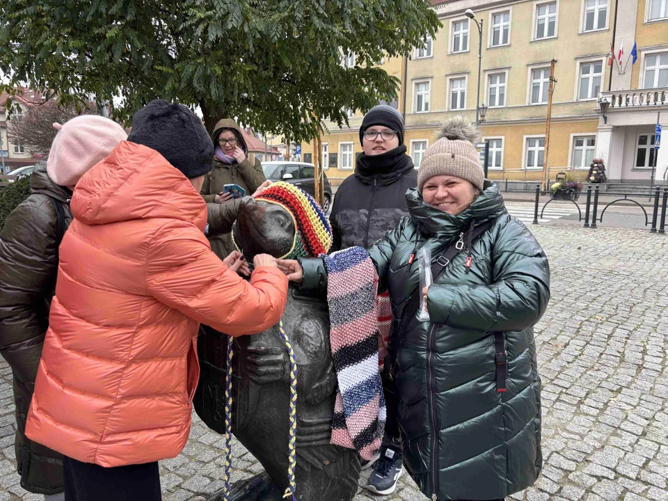 Pomnik w centrum miasta udekorowany przez grupę „Zamontanki”