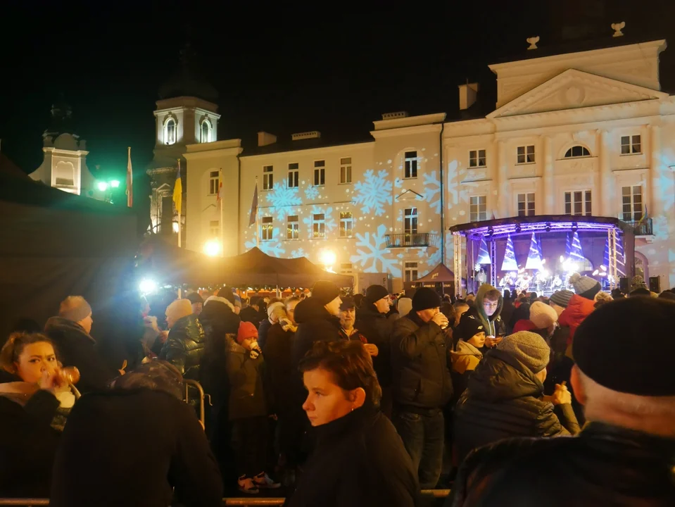 Wigilia przed ratuszem. Prezydent Nowakowski i biskupi złożyli płocczanom życzenia [ZDJĘCIA] - Zdjęcie główne