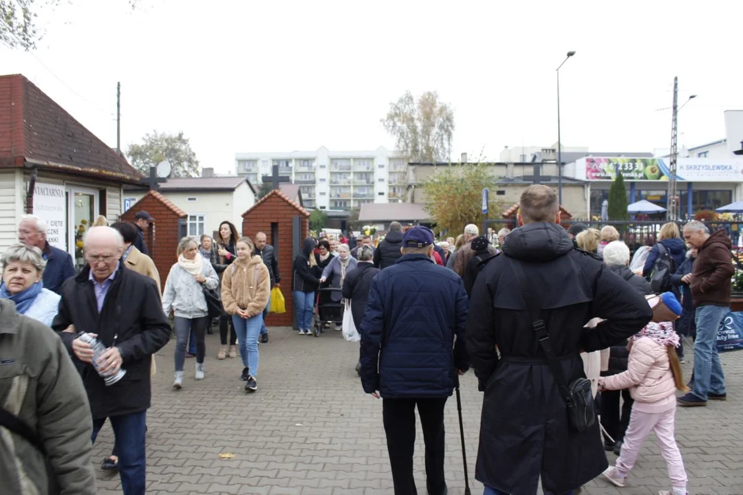 Tłumy łodzian na cmentarzu na Kurczakach