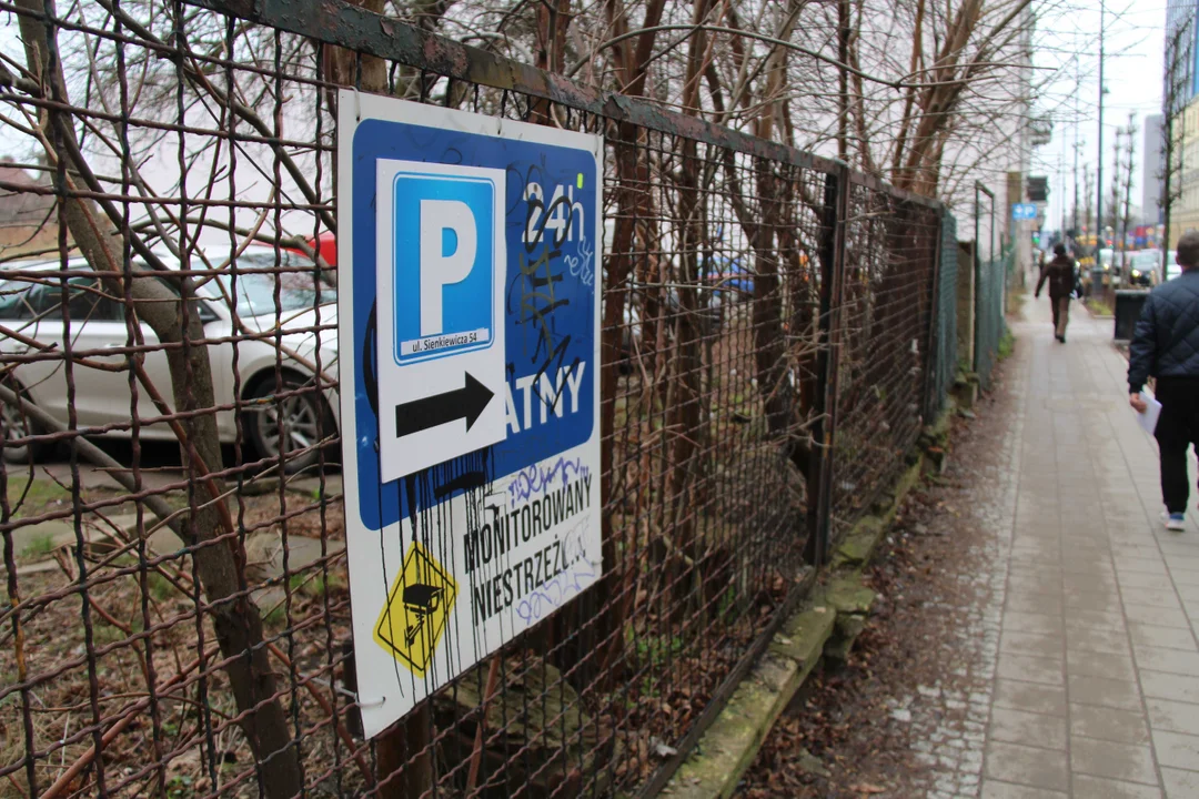 Parkingi w Łodzi - ile zapłacisz za parking w centrum?