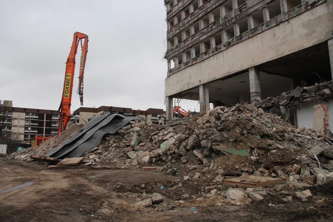 Wyburzanie hotelu "Światowit" w centrum Łodzi - stan na 2.02.2024 r.