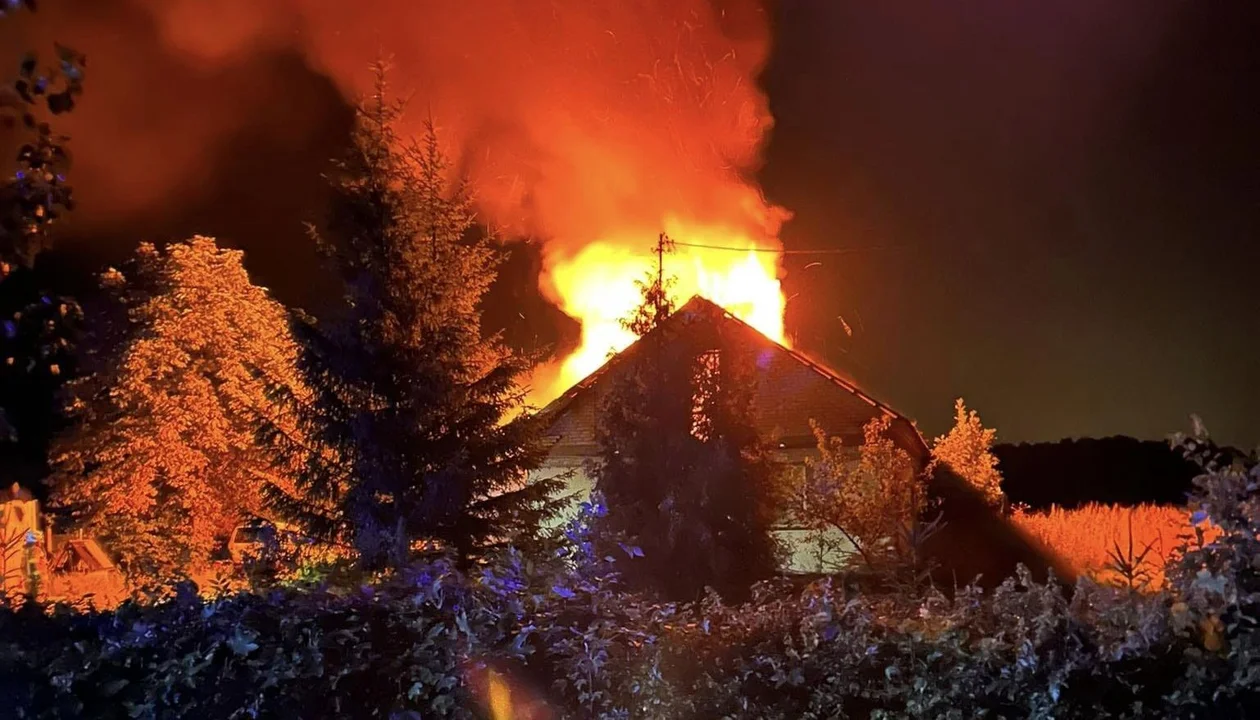 Nocny pożar domu i samochodu w powiecie płockim [ZDJĘCIA] - Zdjęcie główne