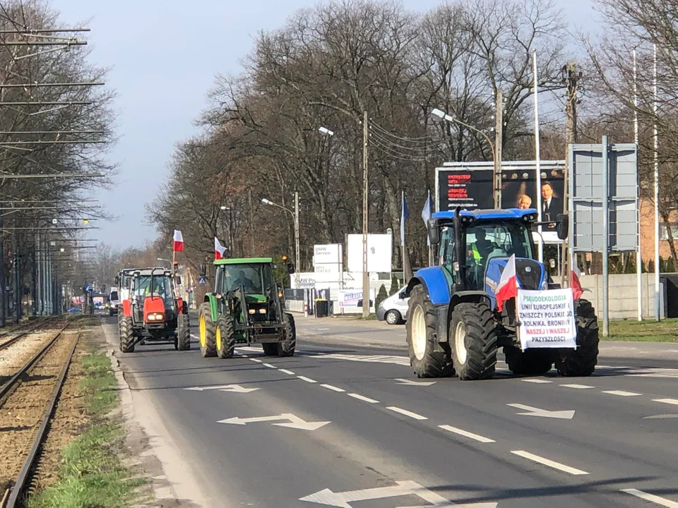 Protest rolników w Łodzi - skrzyżowanie Aleksandrowska/Szczecińska