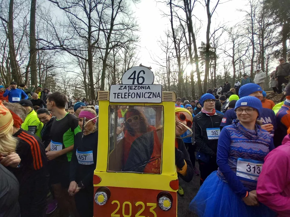 Wiosenna niemal aura przywitała biegaczy, którzy stanęli na starcie łódzkiego 39. Biegu Sylwestrowego. Nic więc dziwnego, że frekwencja dopisała, a uczestnicy tryskali wręcz energią i humorem, który często wyrażał się w przebraniach. 