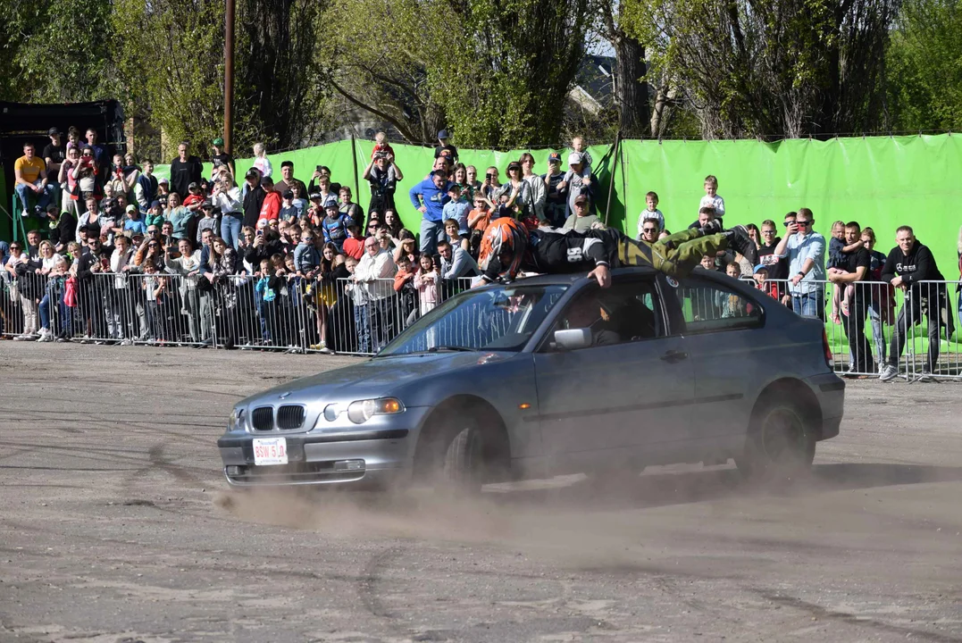 Giganty na czterech kołach zrobiły duże show! Widowiskowy pokaz monster trucków