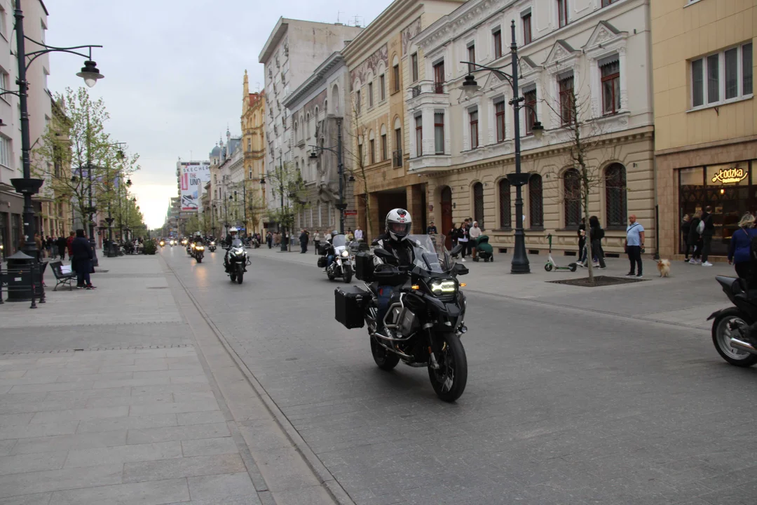 Wielka parada motocyklowa na ulicy Piotrkowskiej w Łodzi