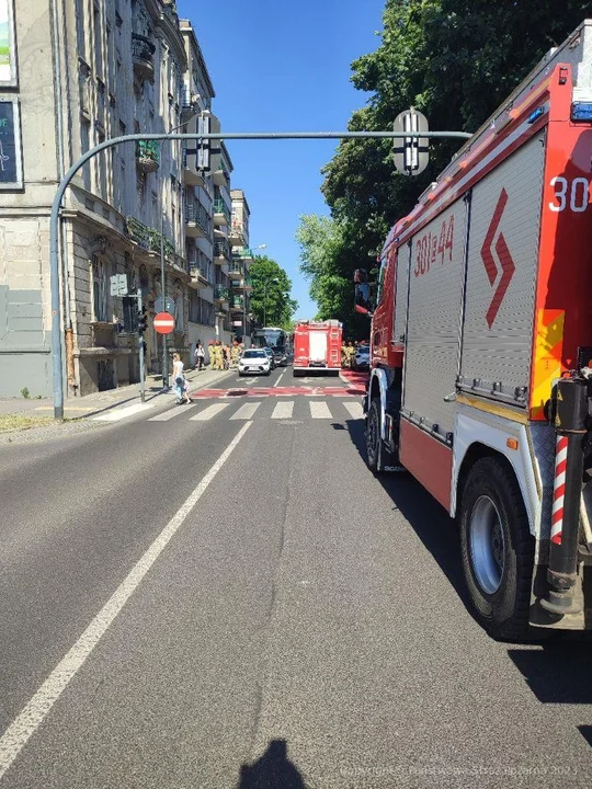 Zderzenie trzech aut z miejskim autobusem w centrum Łodzi