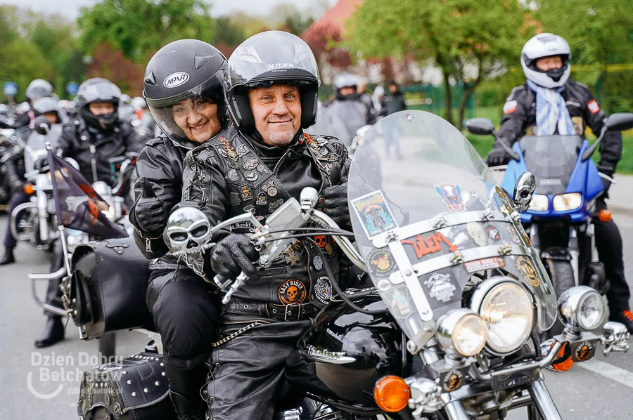 Zgierzanie na rozpoczęciu sezonu motocyklowego w Bełchatowie. Ksiądz święcił, a fani jednośladów paradowali ulicami [FOTO] - Zdjęcie główne