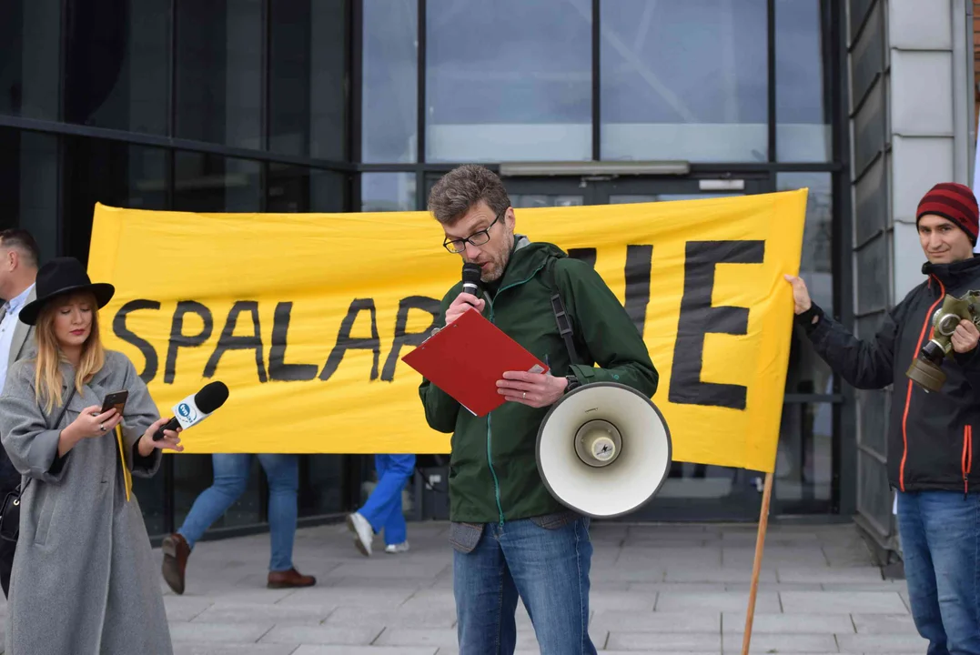 Pikieta II Samorządowego Kongresu Klimatycznego pod hasłem „Spalarnie to ekościema (greenwashing)”