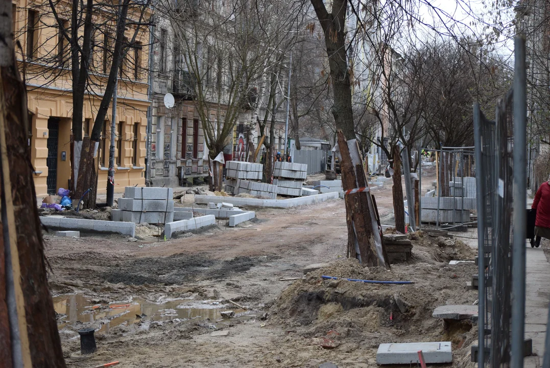 Mieszkańcy mają dość zalegających śmieci w centrum Łodzi. „Flaszek jest więcej niż robotników” [zdjęcia]