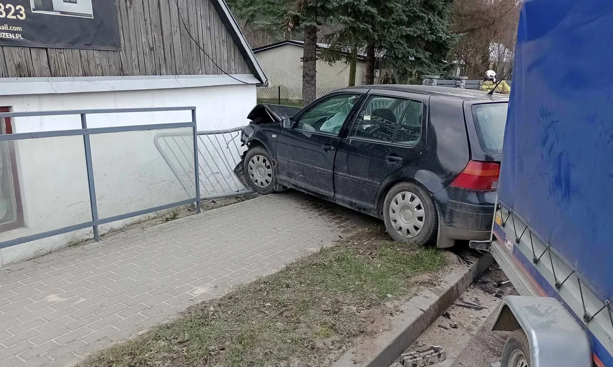 Auto o włos od wbicia się w budynek! Wypadek pod Płockiem [ZDJĘCIA] - Zdjęcie główne