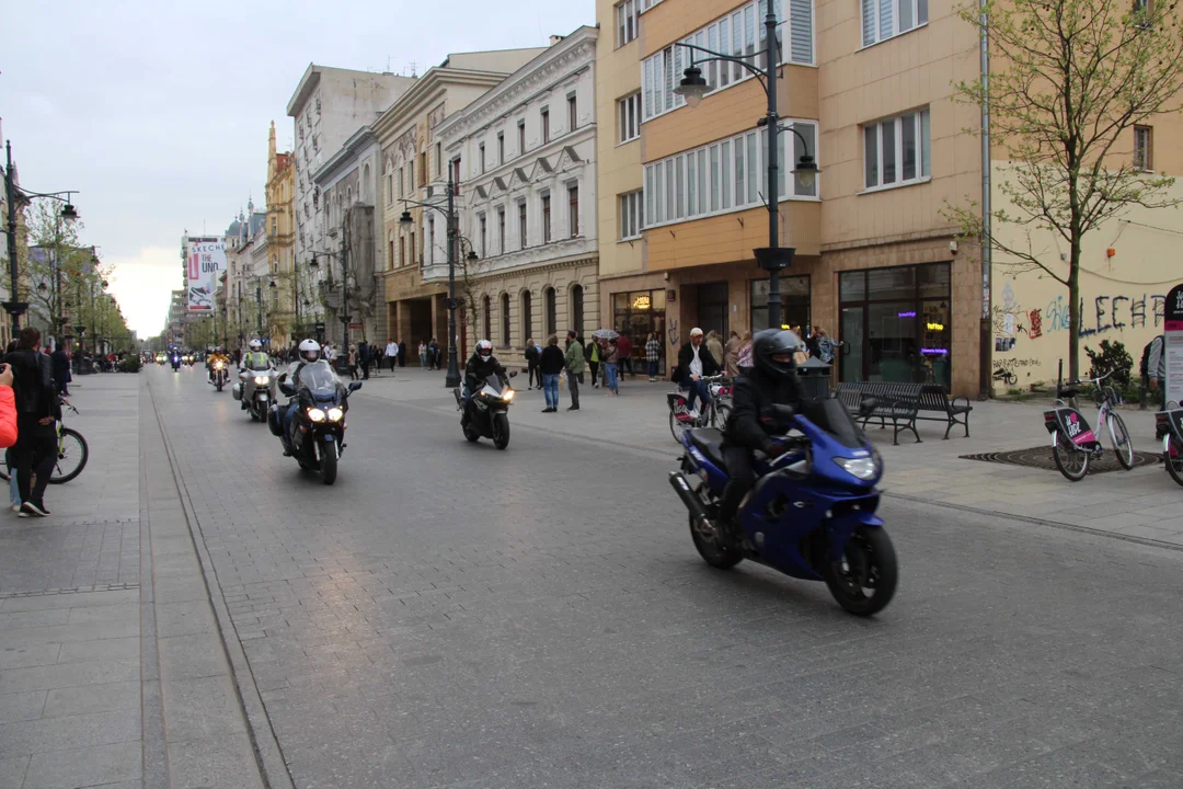 Wielka parada motocyklowa na ulicy Piotrkowskiej w Łodzi