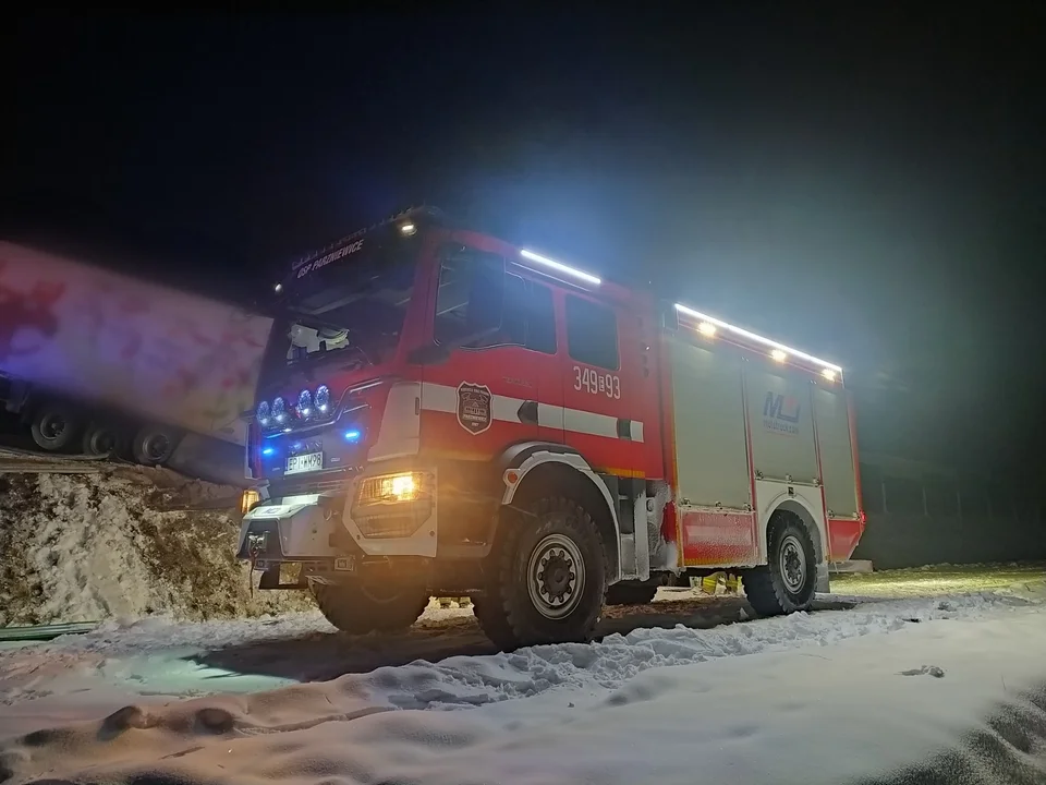 Wypadek na A1. Tir spadł z nasypu