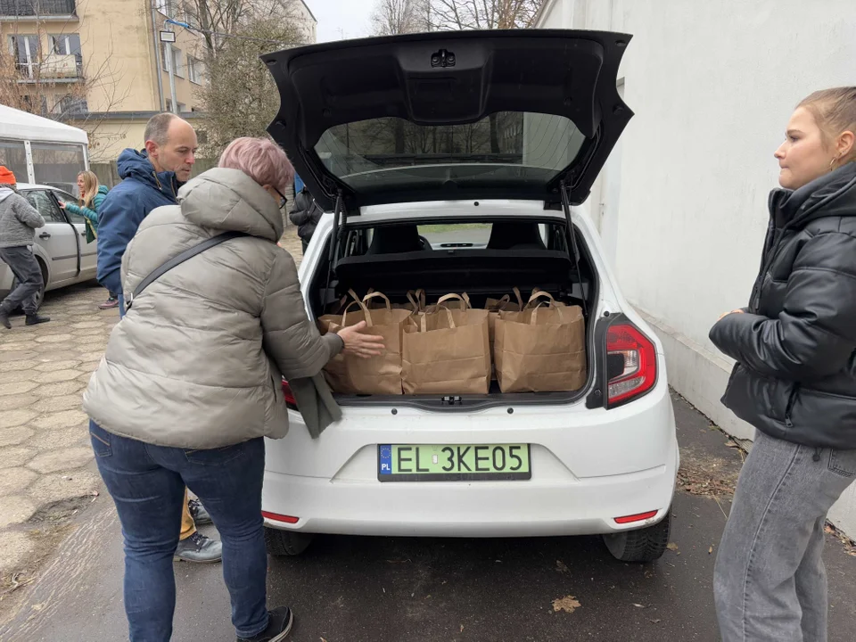 Dostarczanie ostatnich paczek przed Miejską Wigilią dla samotnych