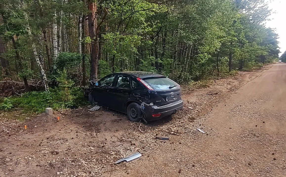 Samochód ciężarowy wjechał wprost w osobówkę. Policja i ratownicy na miejscu [FOTO] - Zdjęcie główne