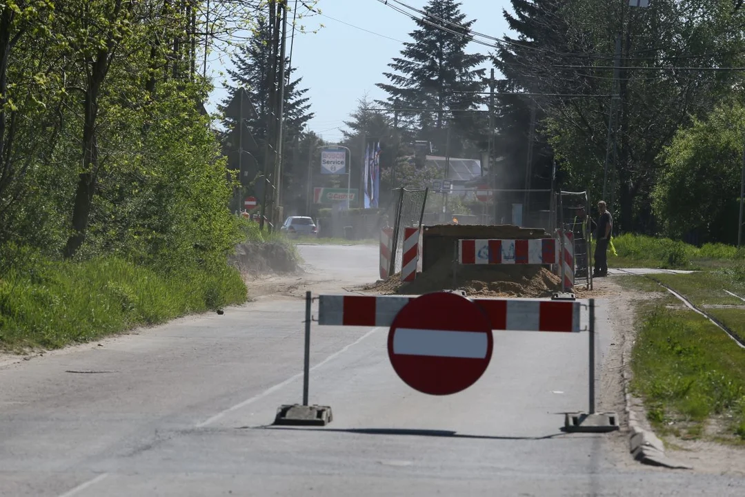 Utrudnienia dla kierowców na Stokach. Zerwano asfalt