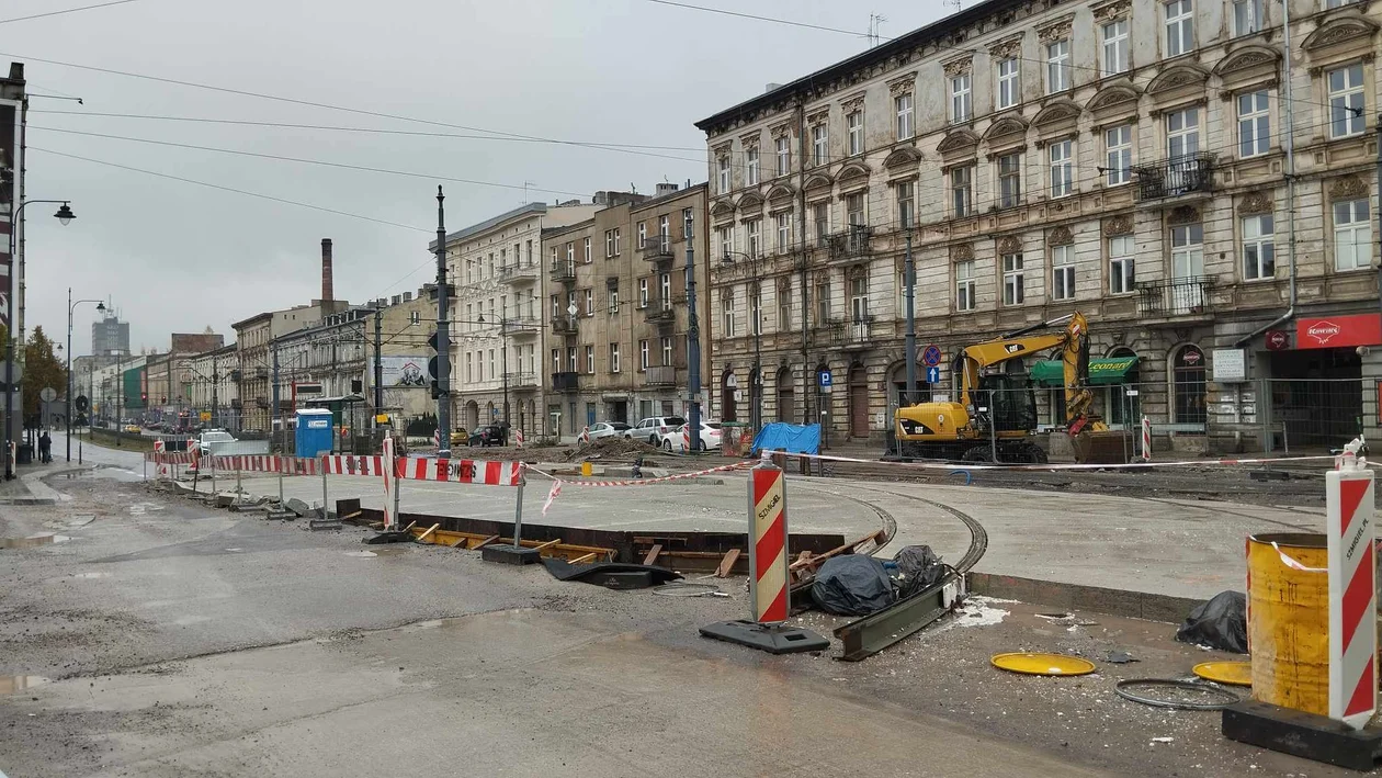 Trwa łączenie nowego torowiska ze starym przy ul.Legionów w Łodzi