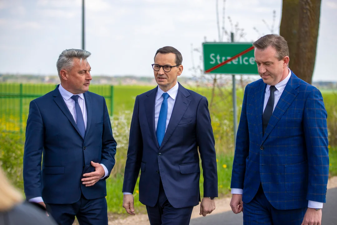 Premier Morawiecki odwiedził powiat kutnowski. Przyjechały ogólnopolskie media [ZDJĘCIA, WIDEO] - Zdjęcie główne