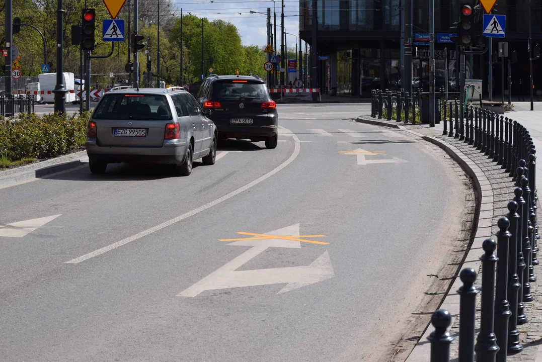 Utrudnienia dla kierowców i pieszych na skrzyżowaniu ul. Ogrodowej i ul. Zachodniej. Obok trwa budowa "Bulwarów Północnych" oraz modernizacja parku Staromiejskiego.