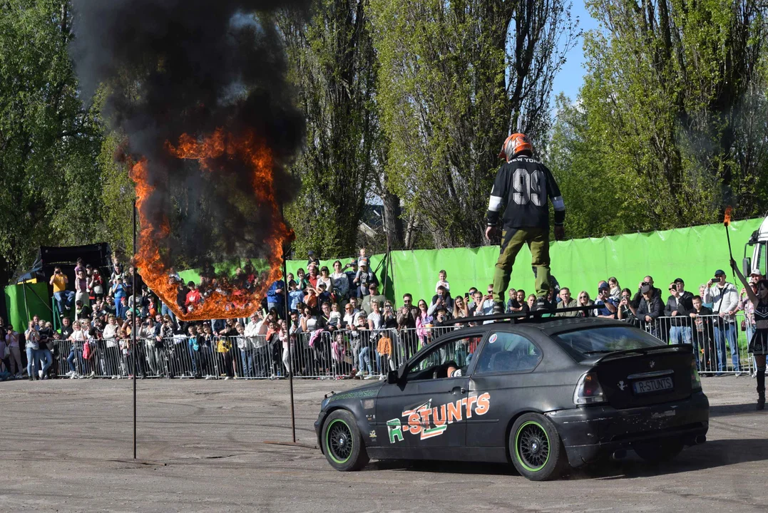 Giganty na czterech kołach zrobiły duże show! Widowiskowy pokaz monster trucków