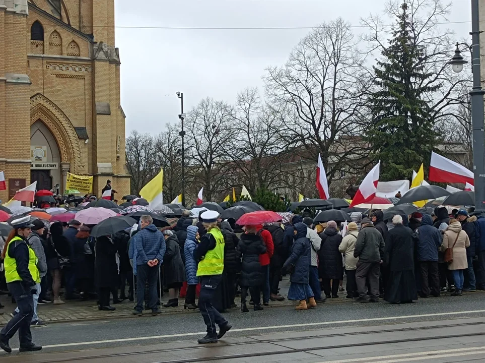 Marsz papieski w Łodzi. Setki łodzian ruszyło ulicami miasta [zdjęcia]